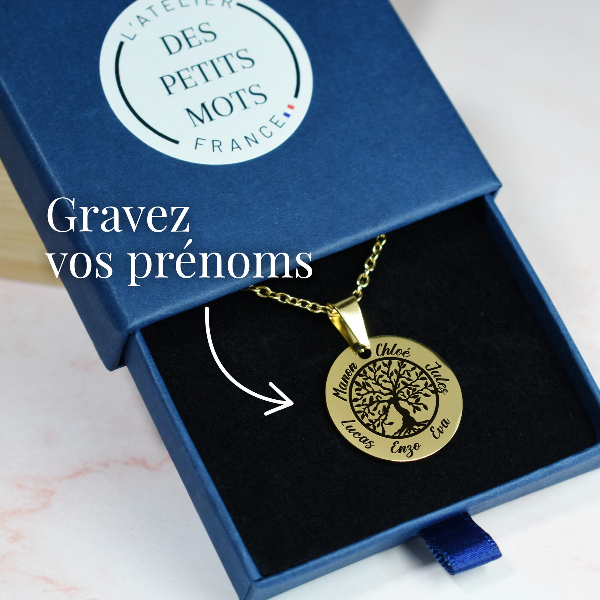 collier arbre de vie et prénoms dans boite cadeau bleue