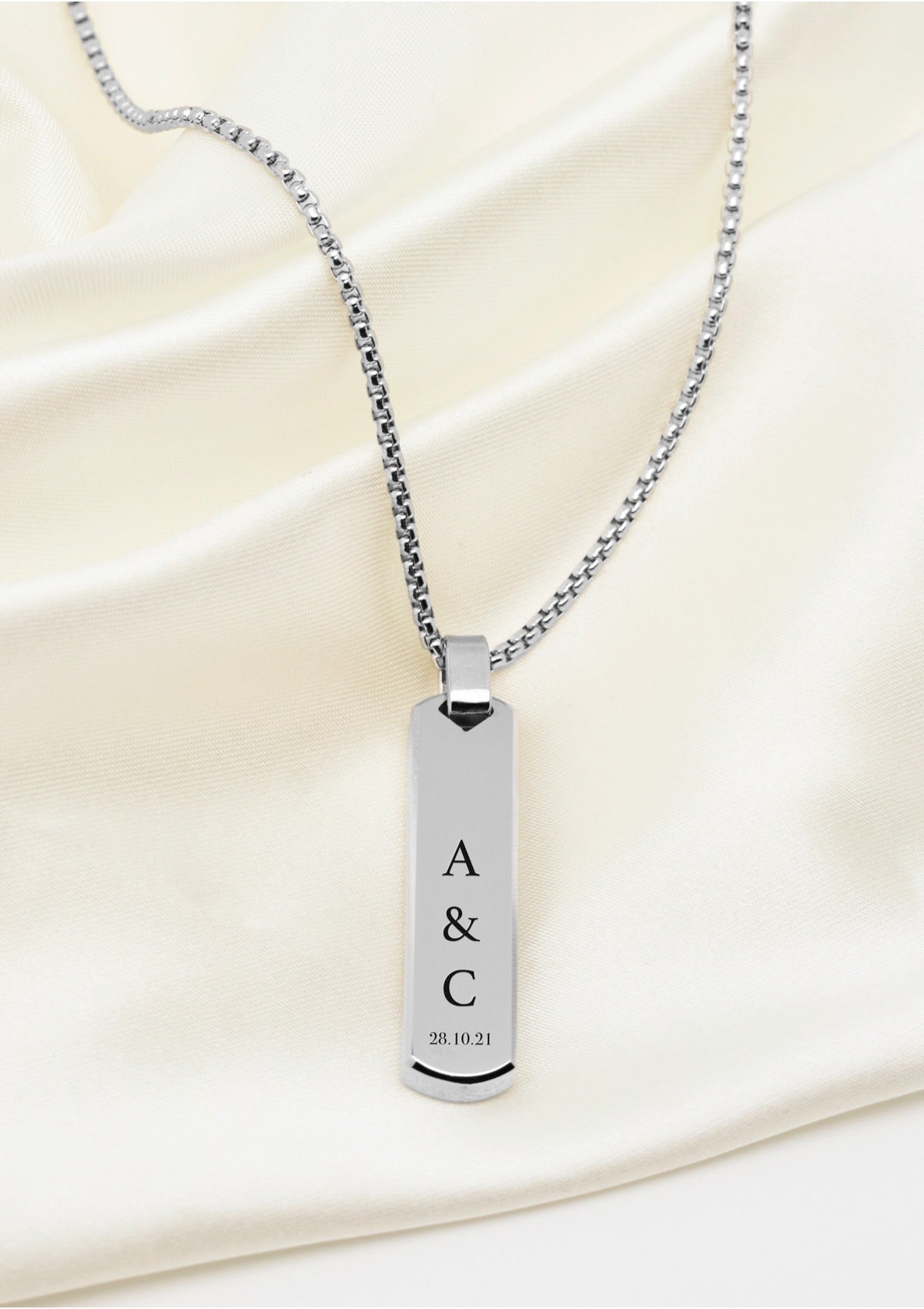 collier argenté personnalisé avec initiales et date