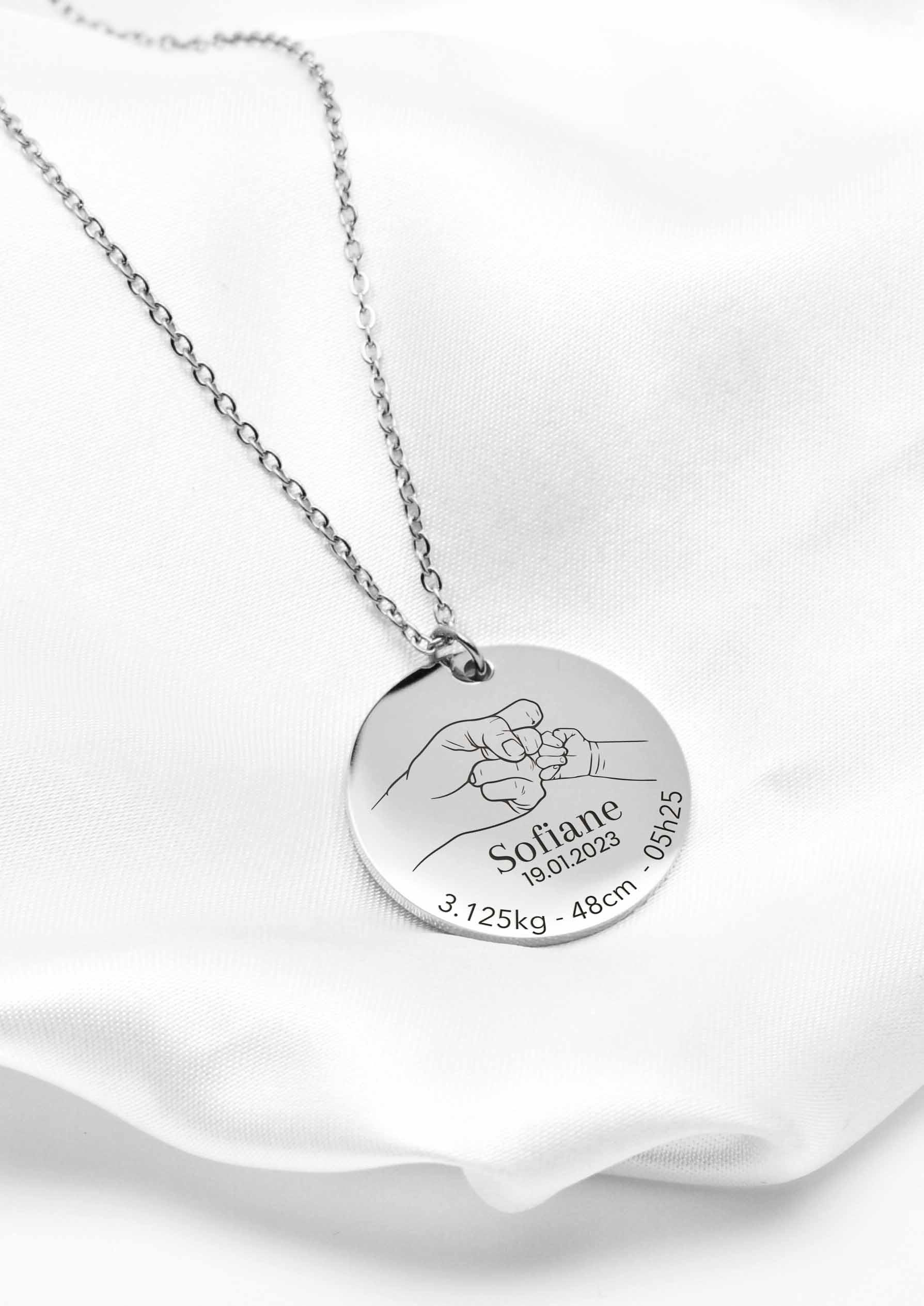 collier petit poing argenté personnalisé avec informations de naissance couleur argentée