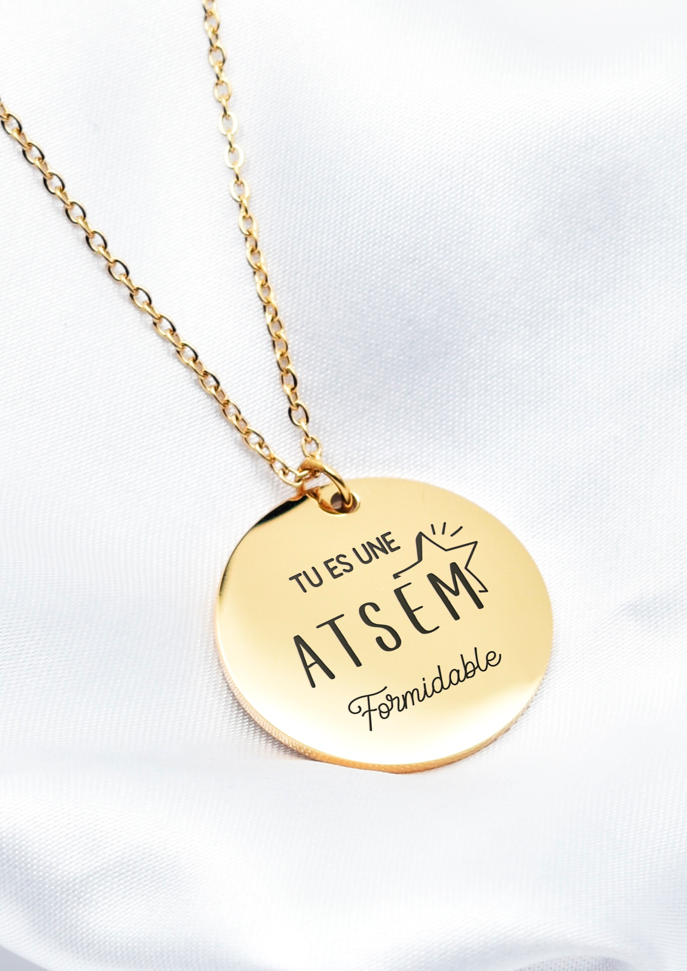 collier doré une atsem formidable